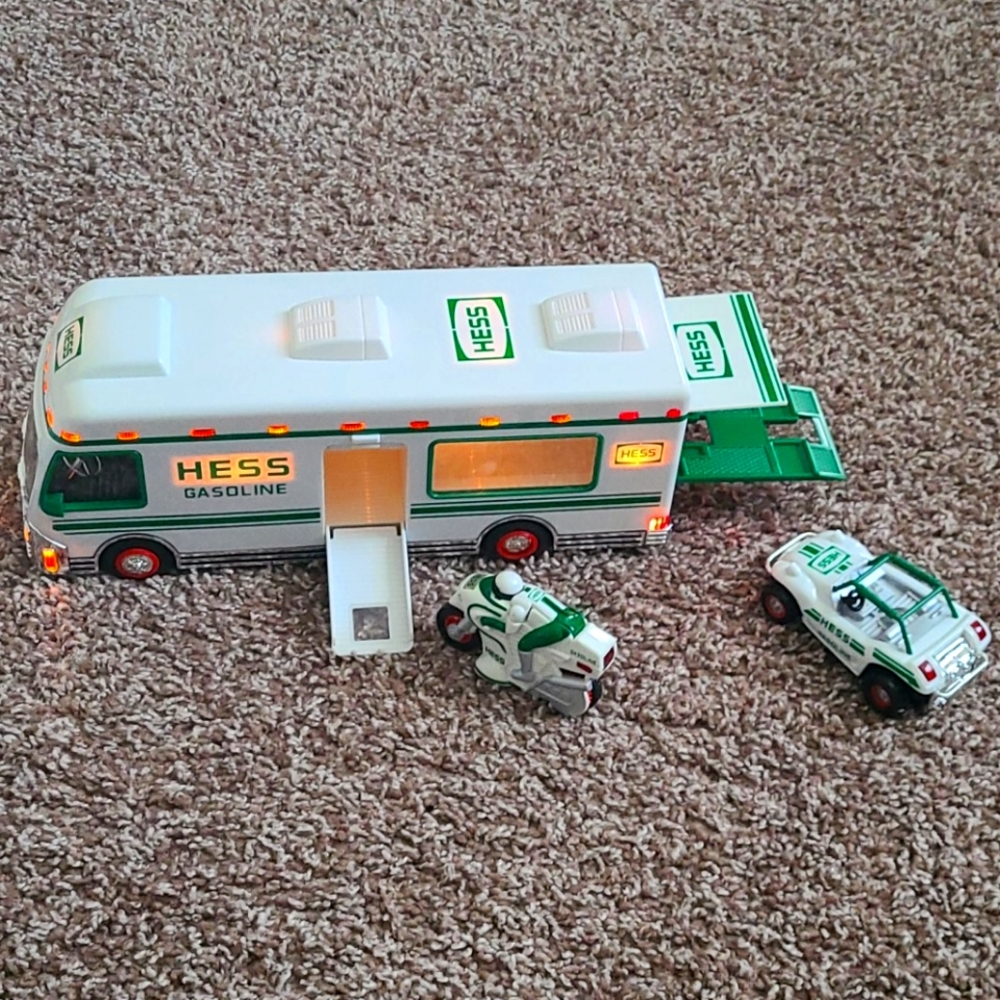 NWT 1998 Hess Recreation Van with Dune Buggy and M